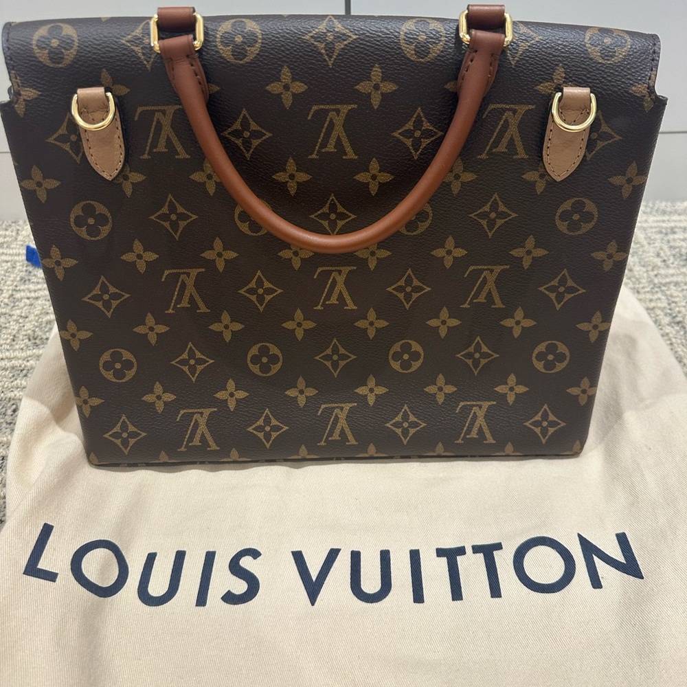 Louis Vuitton Monogram Crossbody Bag - Picture 2 of 12